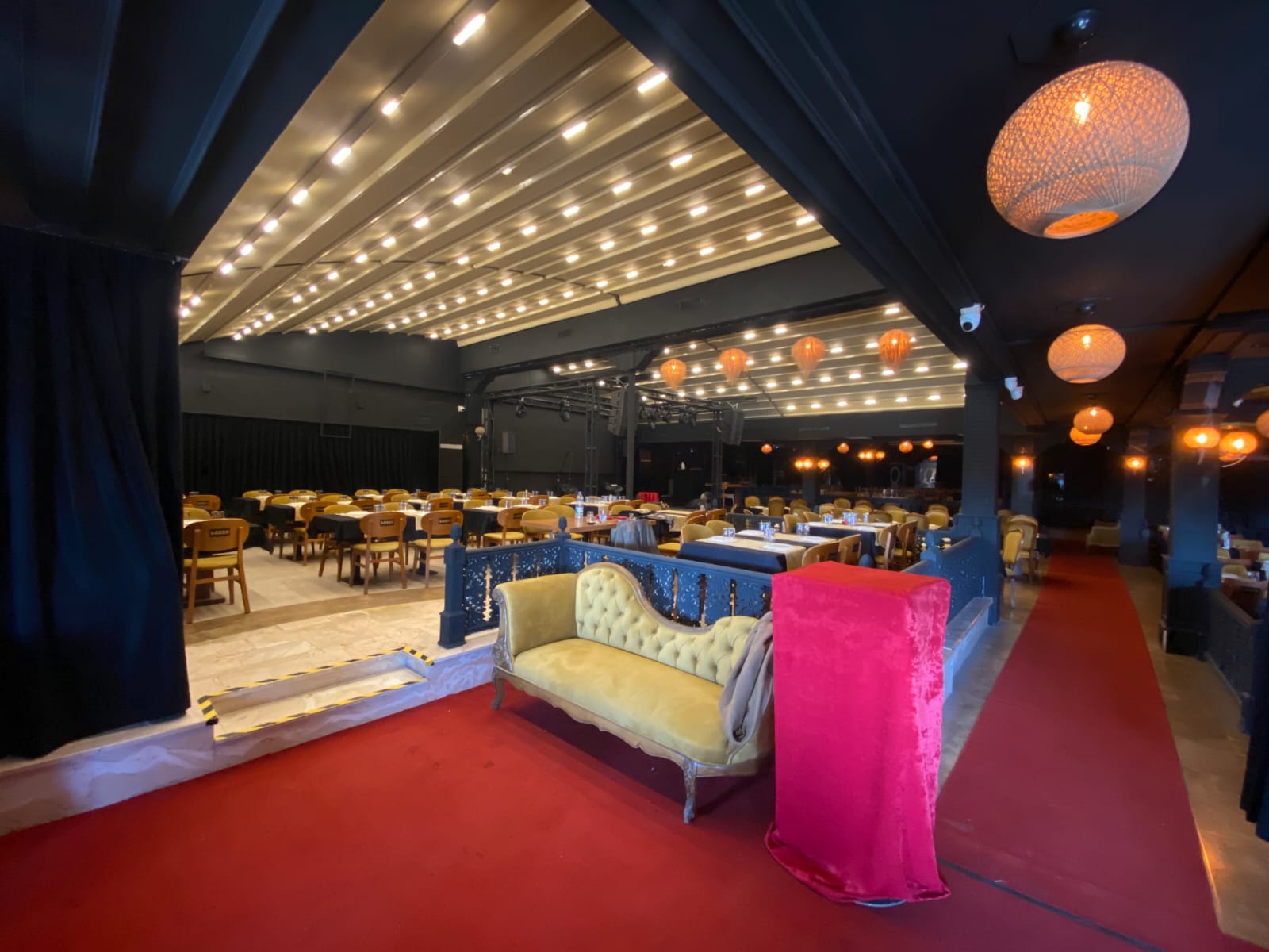 Loşşş Sahne'nin aydınlık salon düzeni